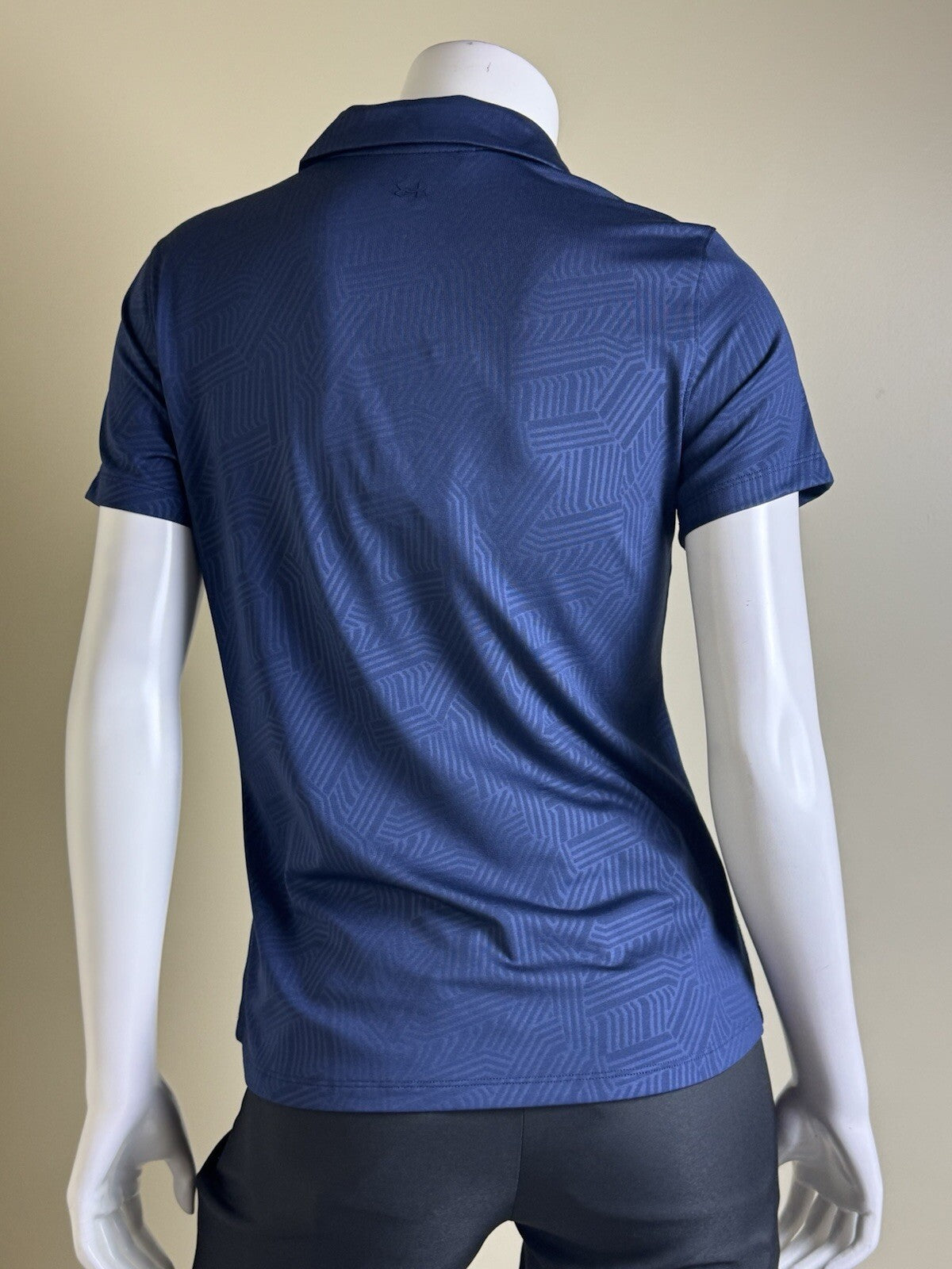 Under Armour Women's Golf Tennis Shirt Stretch Sz M. (B.135)