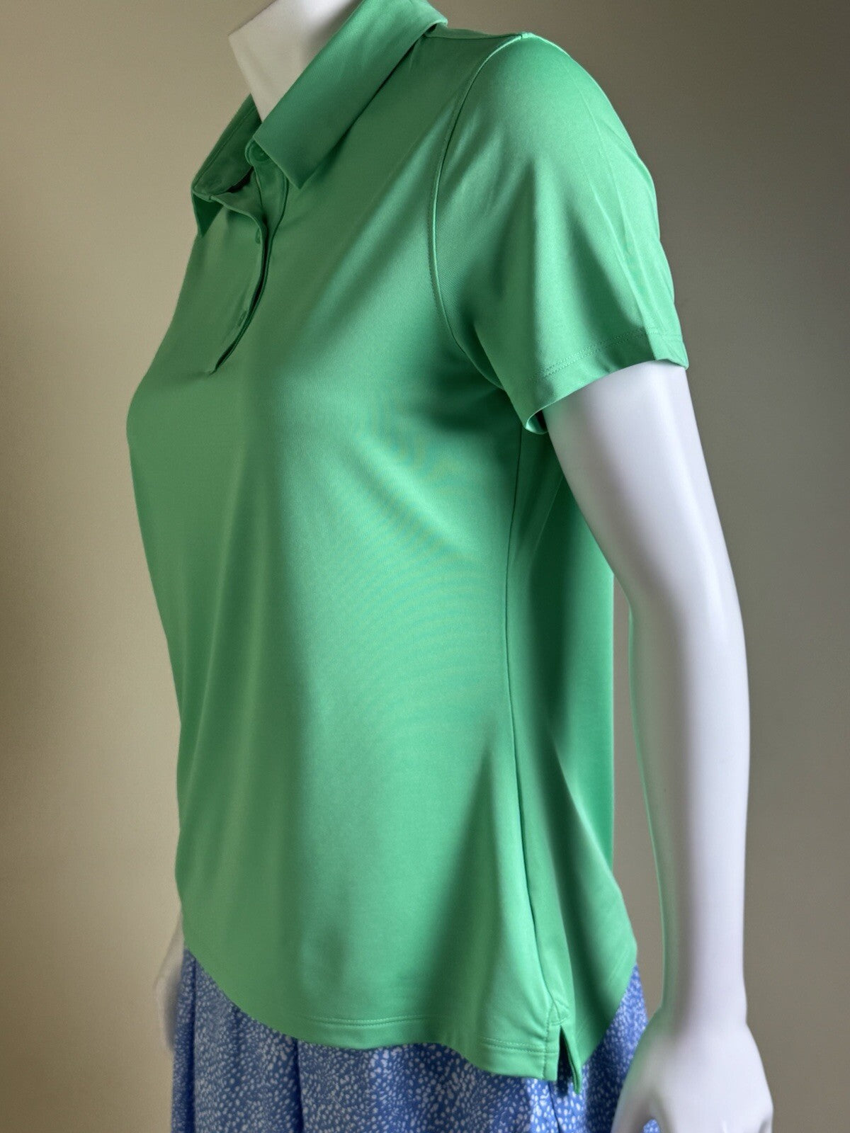 Under Armour Women's Golf Tennis Shirt Sz M. (B.152)