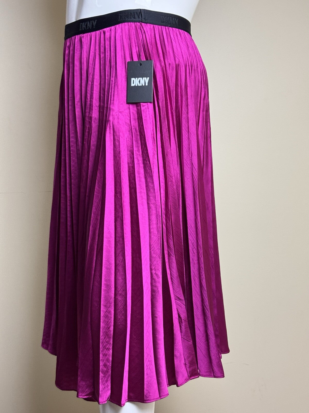 $109 DKNY Women's Pleaded Skirt Sz L. (B.139)
