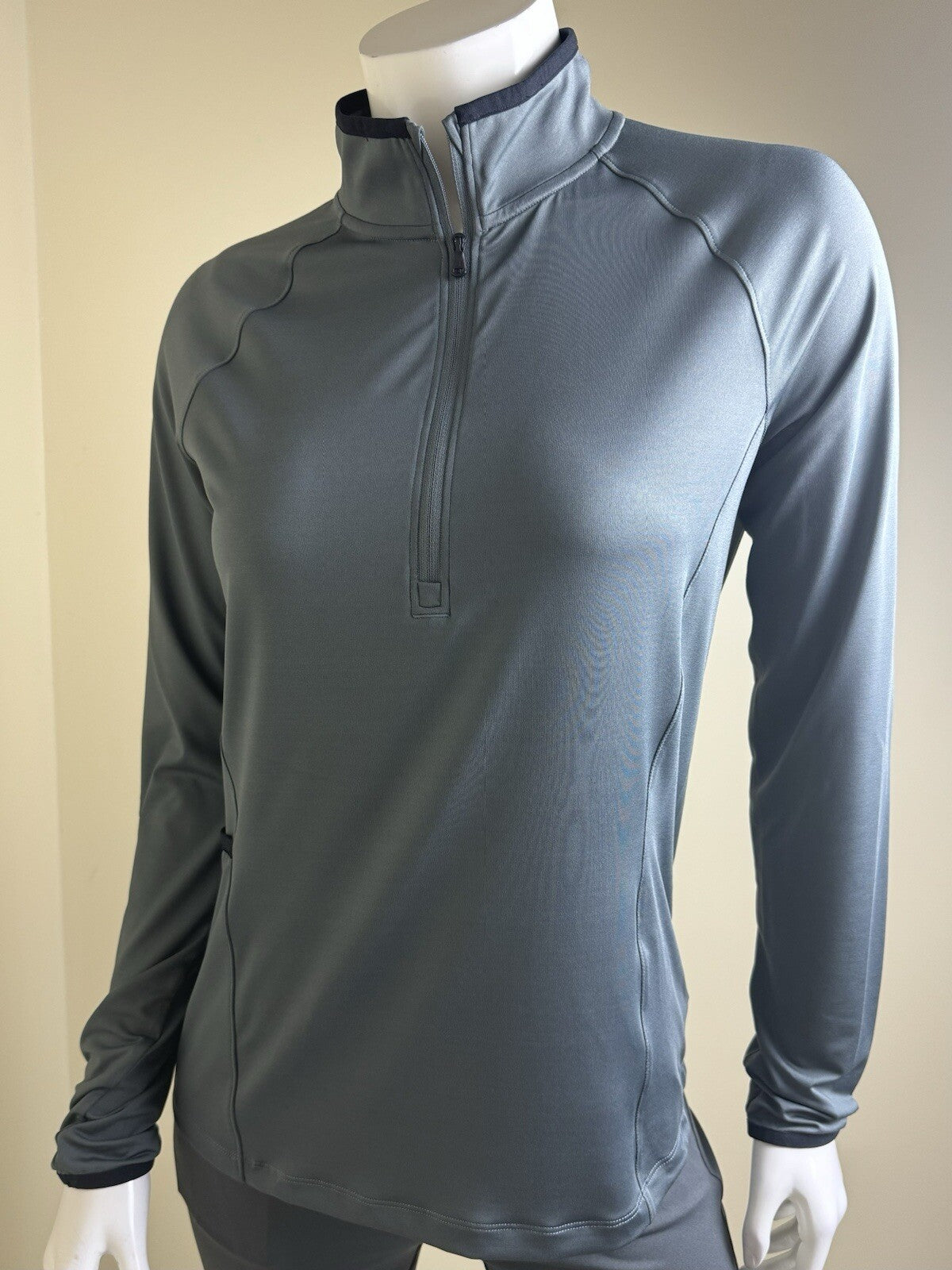 Under Armour Women's Golf Sweatshirt Size M. (B.111)