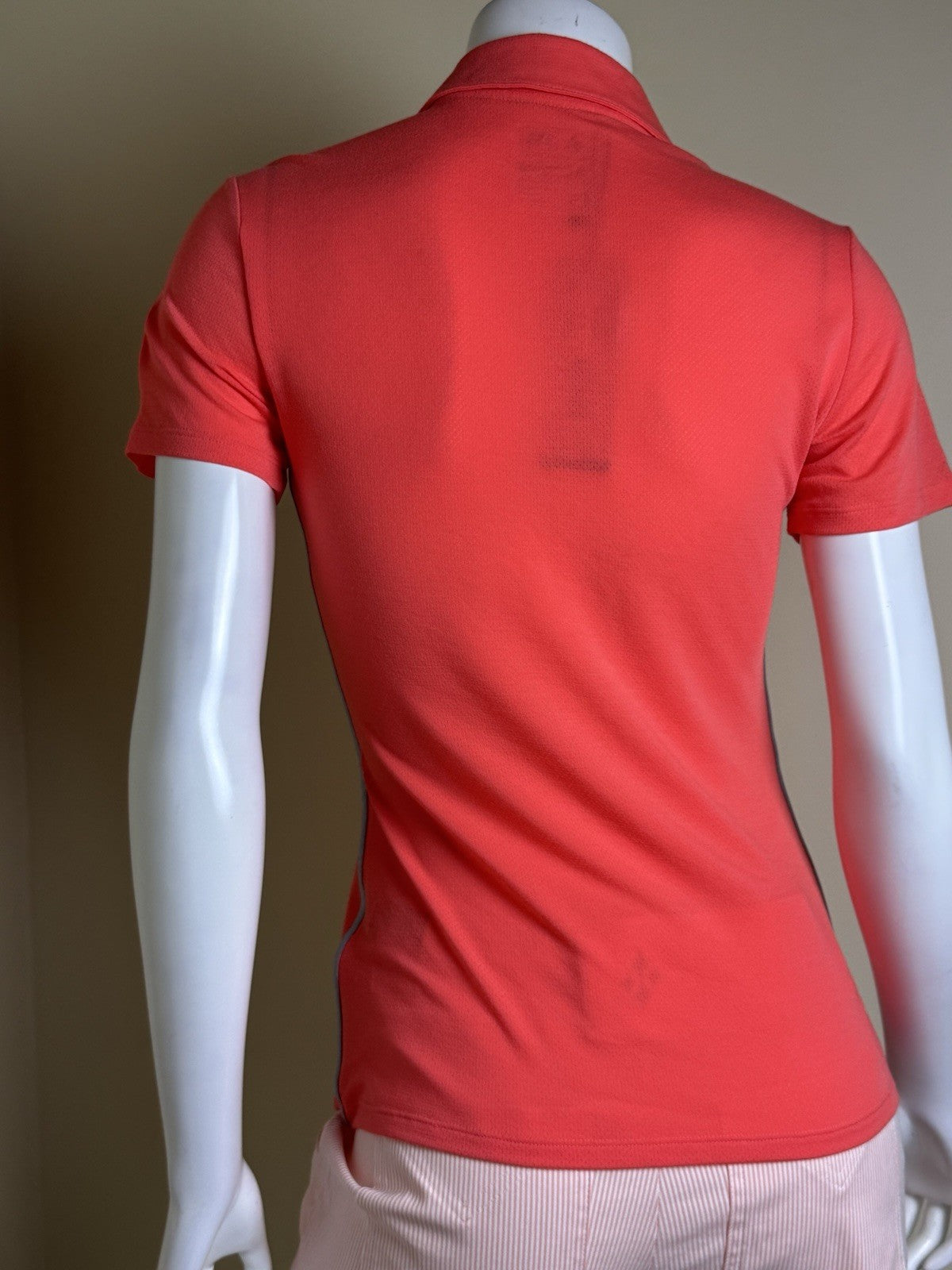 Under Armour Women's Golf Tennis Shirt Sz XS. (B.153)