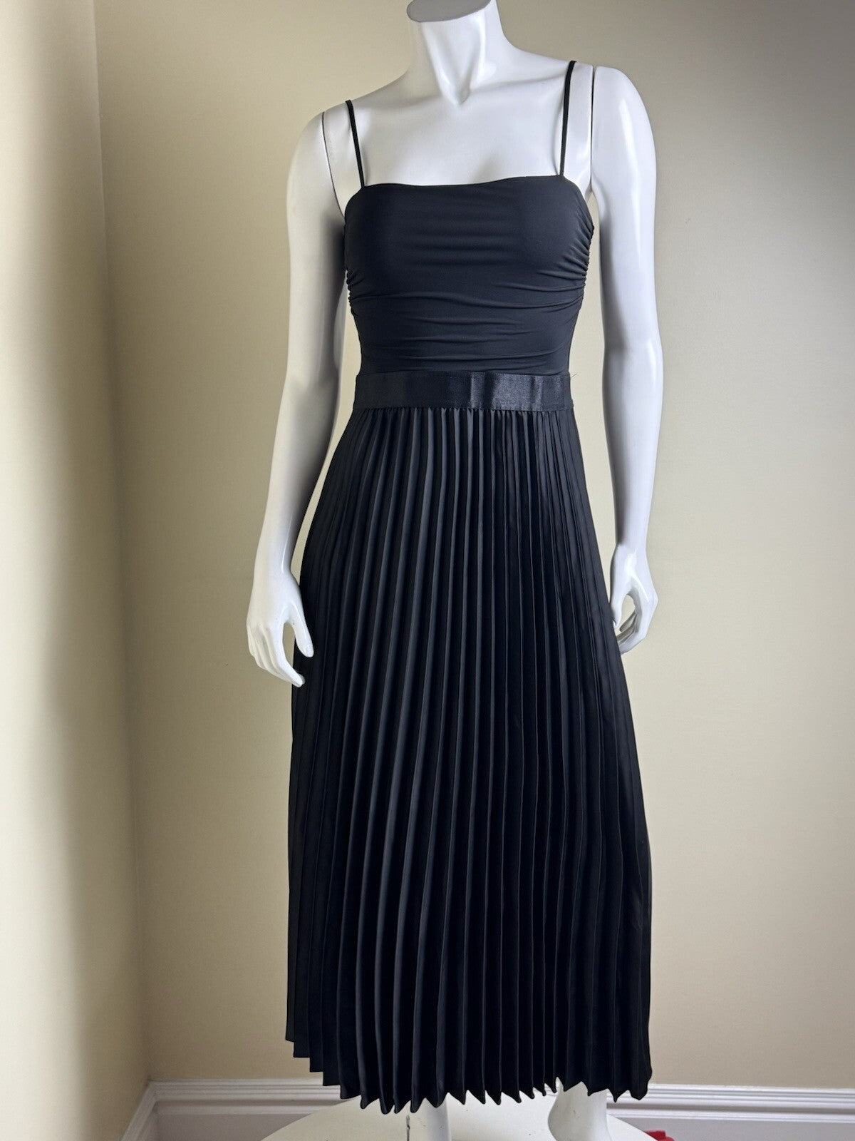 $220 Max Studio London Women’s Satin Pleated Dress Sz S. (B.139)