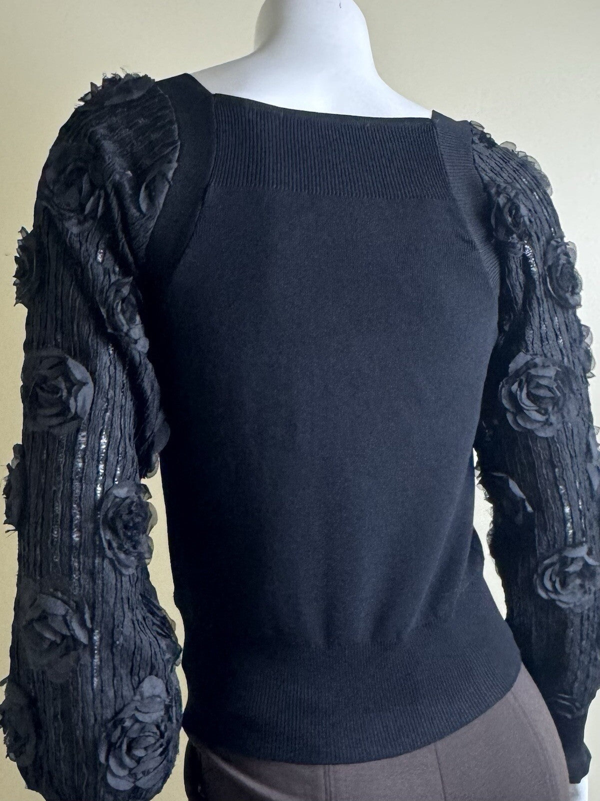 $88 Nicole Miller Women’s Embroidery Floral Blouse Top Sz S. (B.141)
