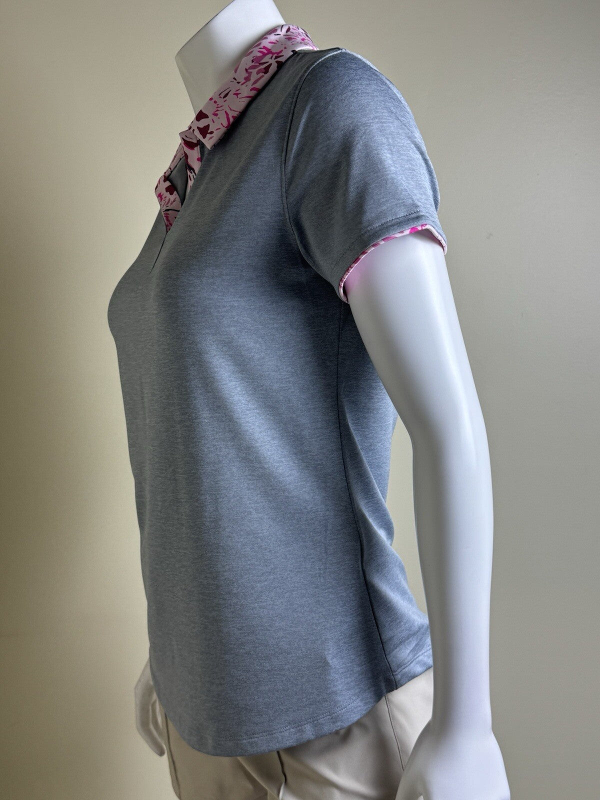 Under Armour Women's Golf Tennis Shirt Sz M. (B.141)