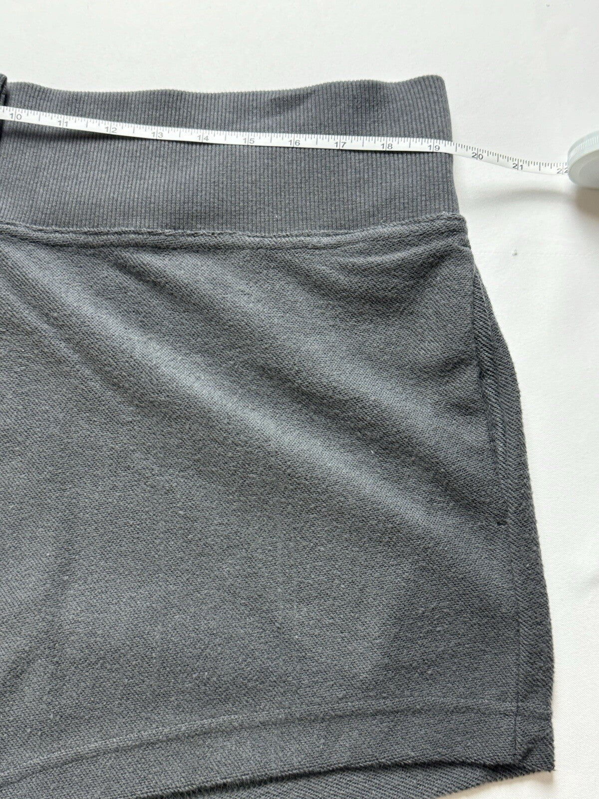 $68 Nike Womens Gray Fleece Shorts Sz XL. (B.94)