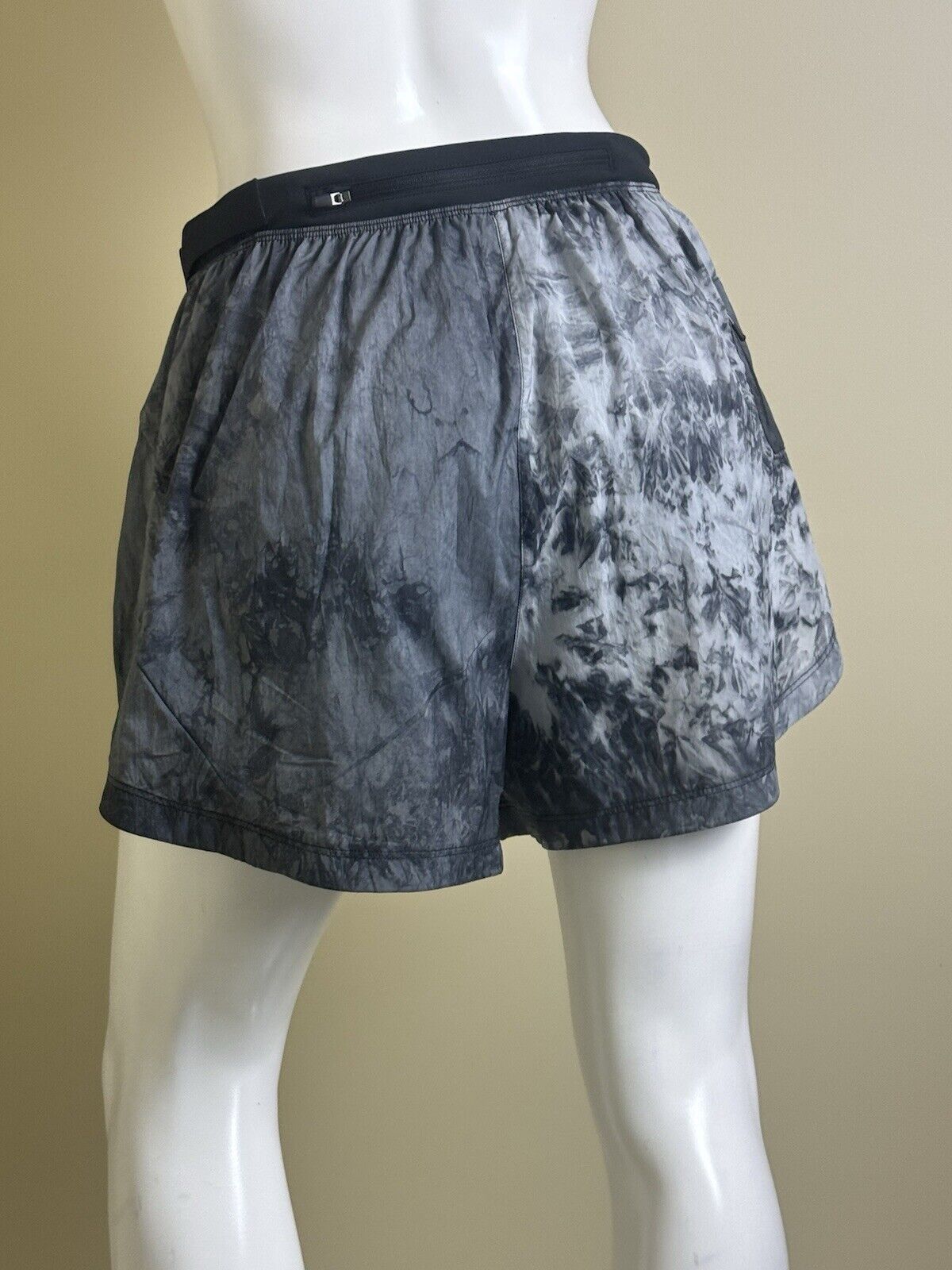 $75 Nike Womens Gray Running Shorts Sz M. . (B.144)