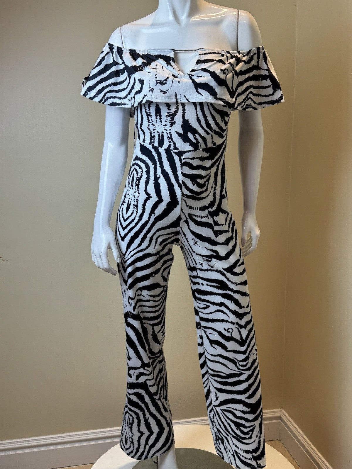 Women’s Black /white Jumpsuit Size S. (B.164)