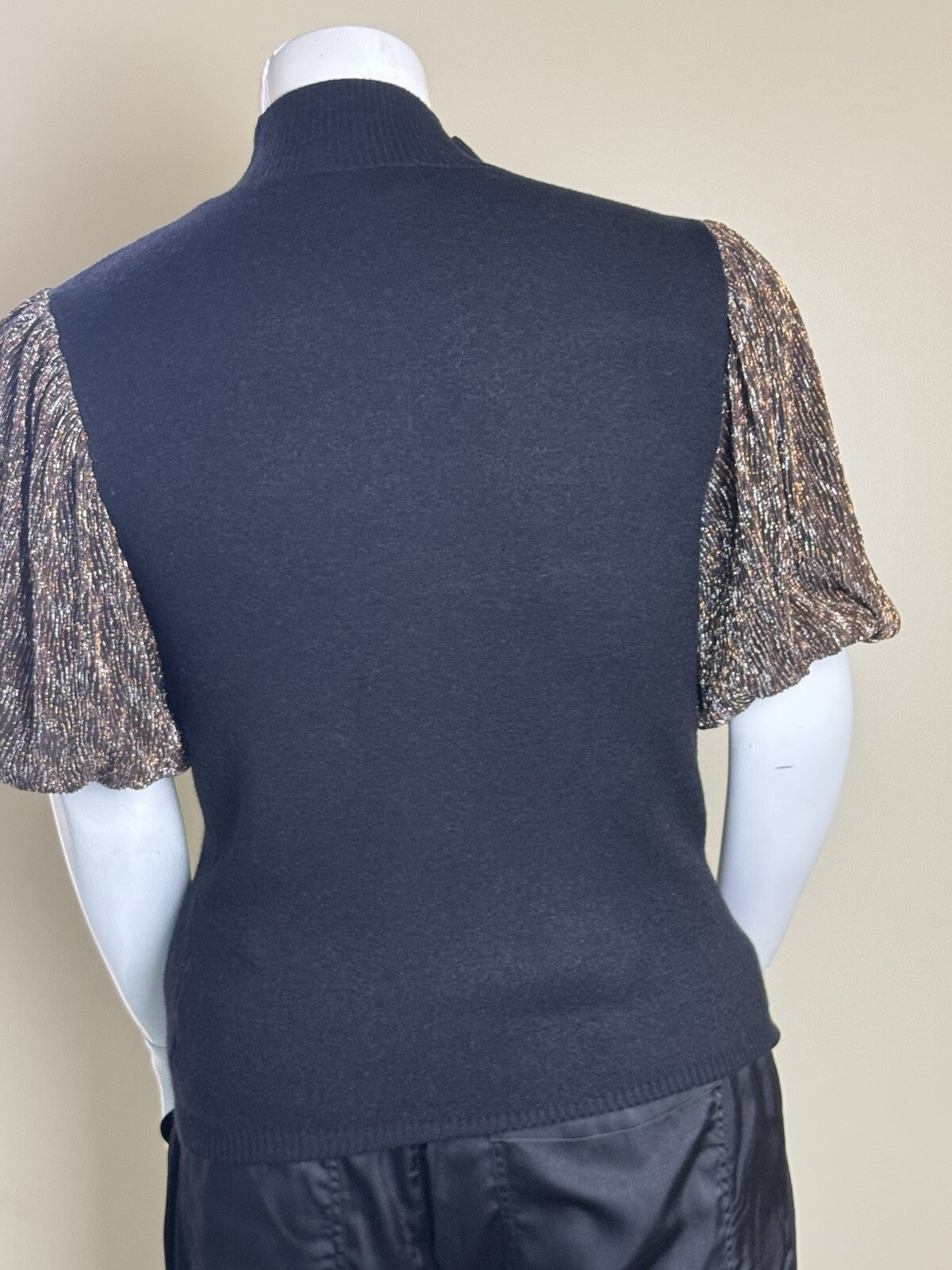 On Twelfth Women’s Puffy Sleeves Sweater SZ L. (B.136)