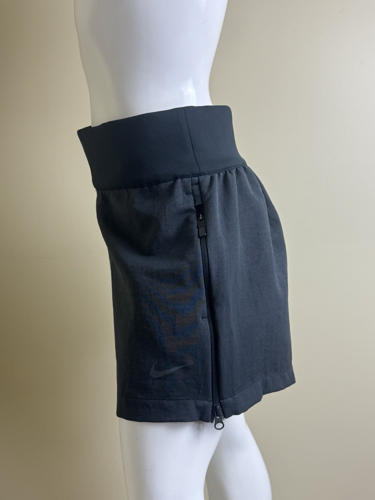 $70 Nike Womens Running Shorts Sz L. (B.158)