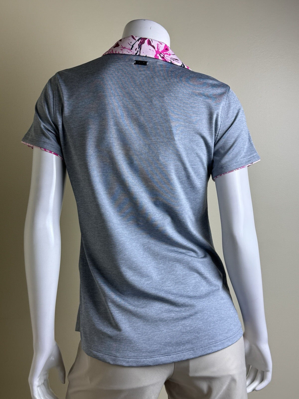 Under Armour Women's Golf Tennis Shirt Sz M. (B.141)