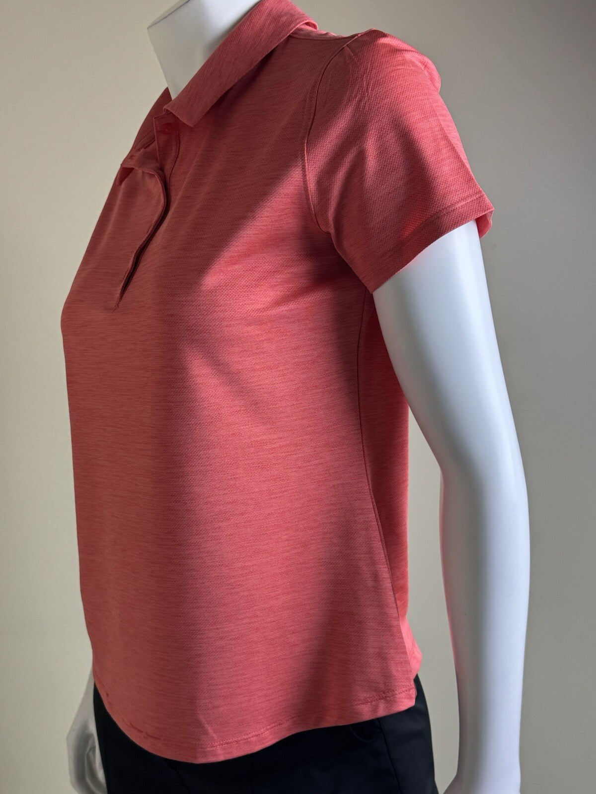 Under Armour Women's Golf Tennis Shirt Sz M. (B.135)