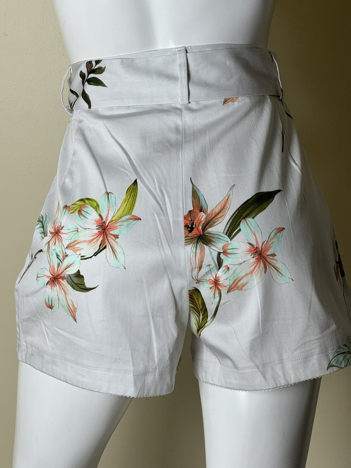 Kilo Tango Women’s Floral Tie Waist Shorts Size S. (50)