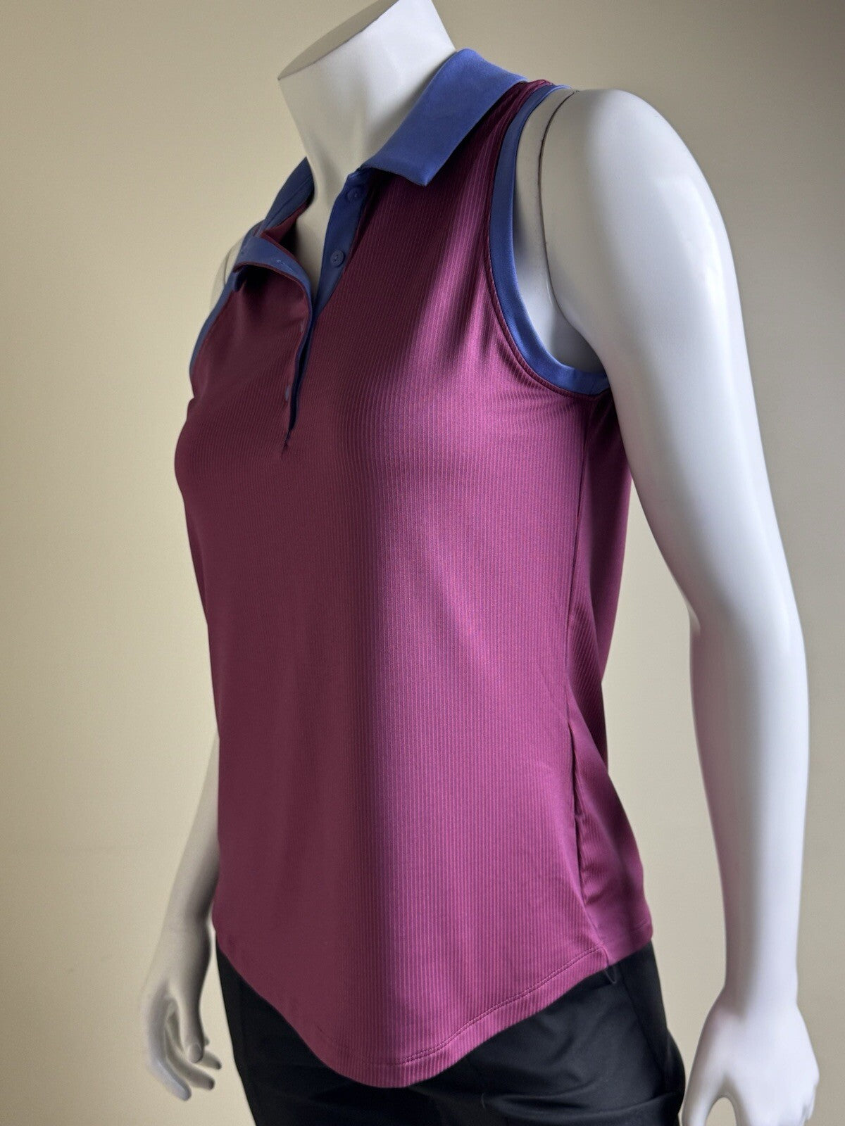 Under Armour Women's Golf Tennis Shirt Sz M. (B.135)
