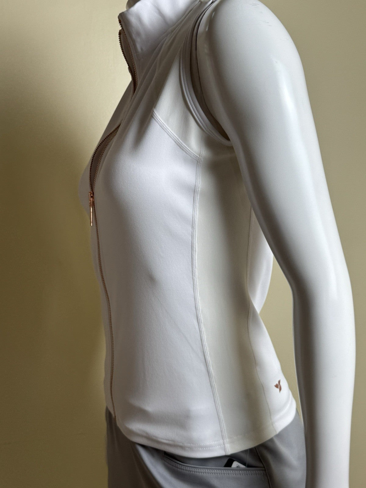 Calliope Women's Full Zip Vest Ivory Size M. (B.070)
