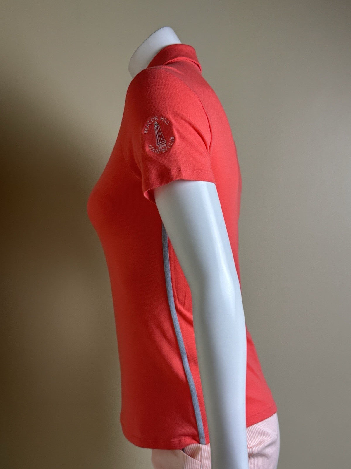 Under Armour Women's Golf Tennis Shirt Sz XS. (B.153)