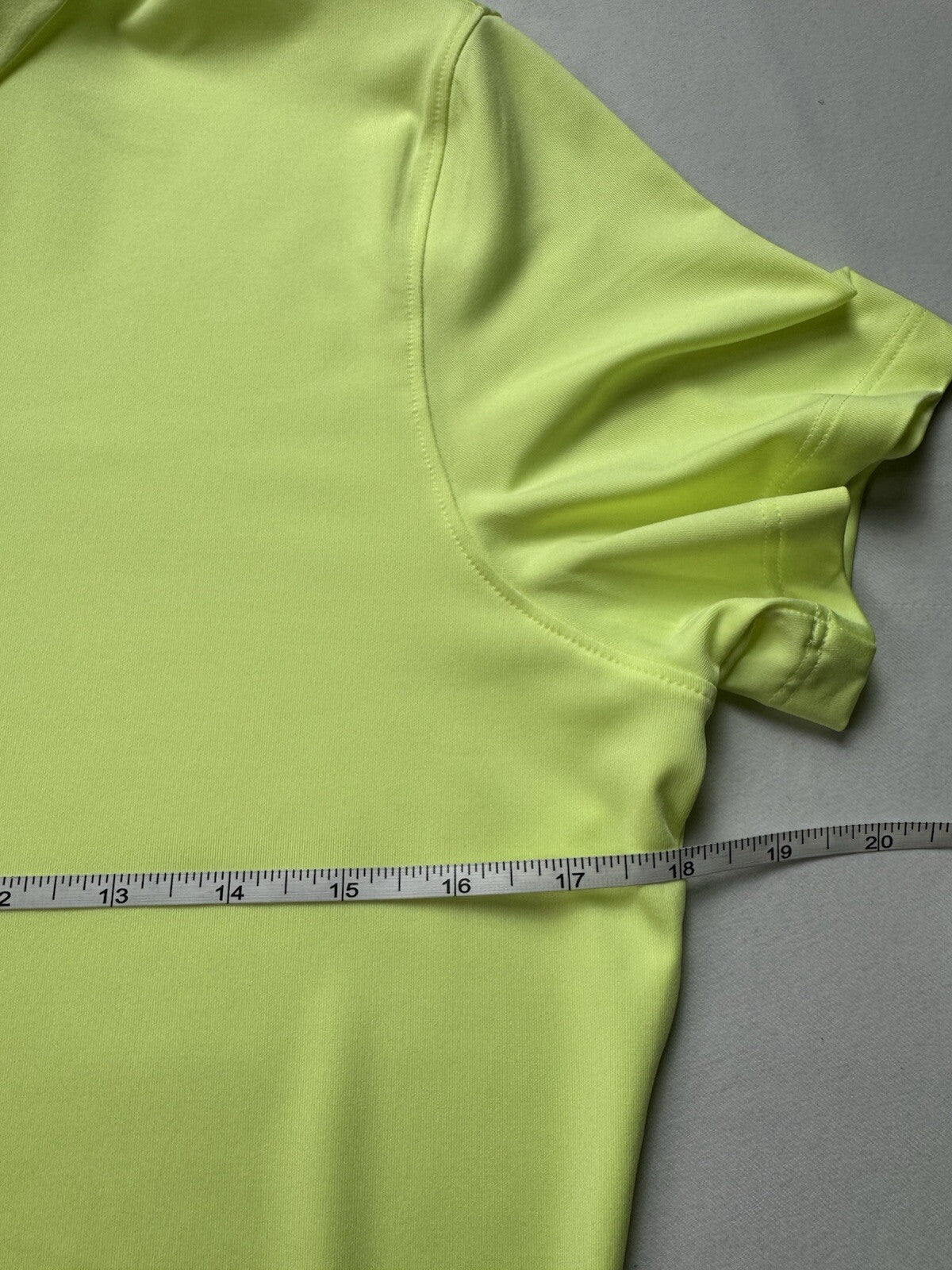 Under Armour Women's Golf Tennis Shirt Sz M. (B.38)