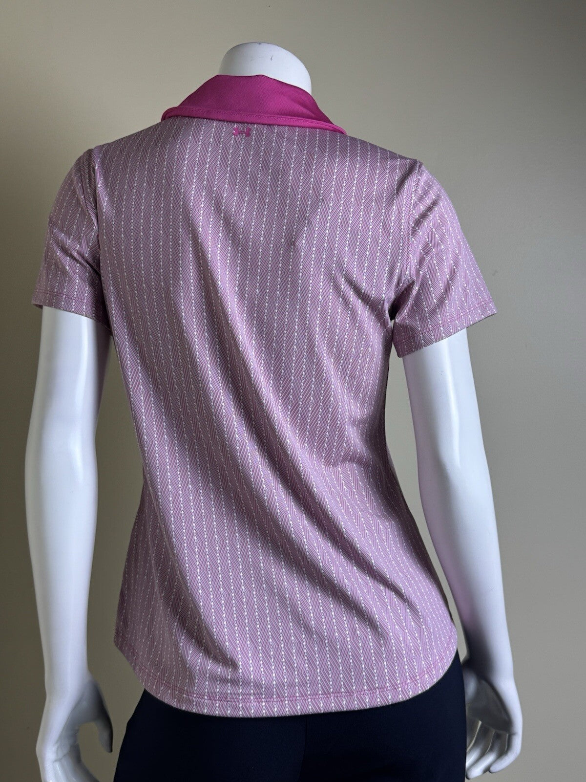 Under Armour Women's Golf Tennis Shirt Sz M. (B.38)
