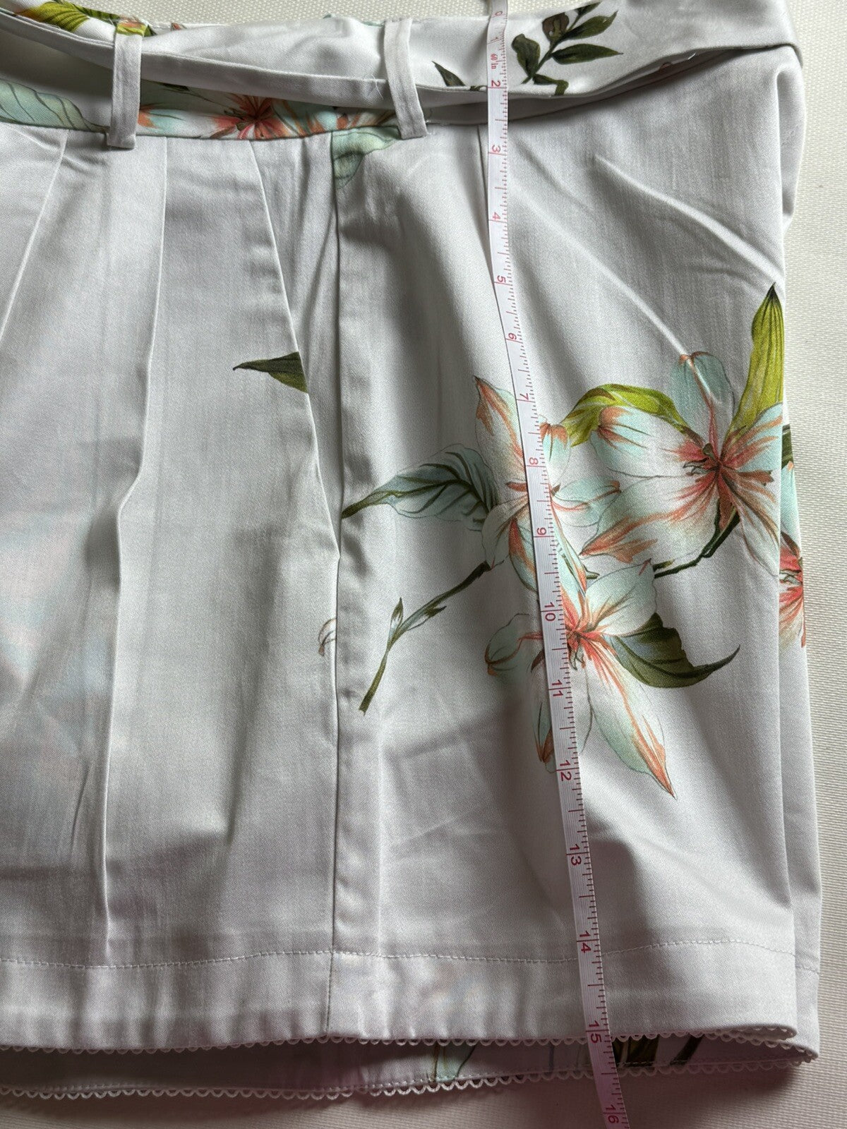 Kilo Tango Women’s Floral Tie Waist Shorts Size S. (50)