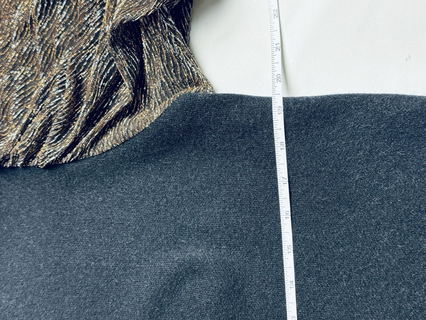 On Twelfth Women’s Puffy Sleeves Sweater SZ L. (B.136)