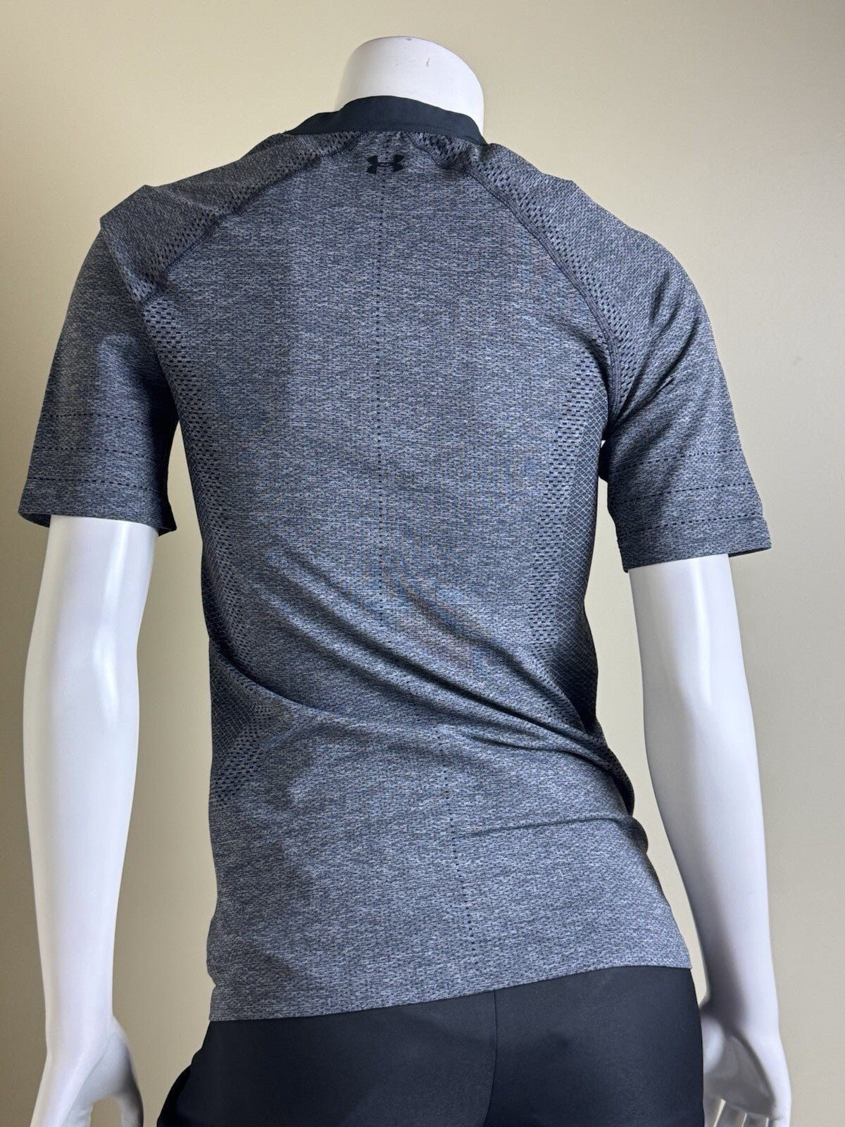 Under Armour Women's Golf Tennis Shirt Stretch Sz M. (B.135)