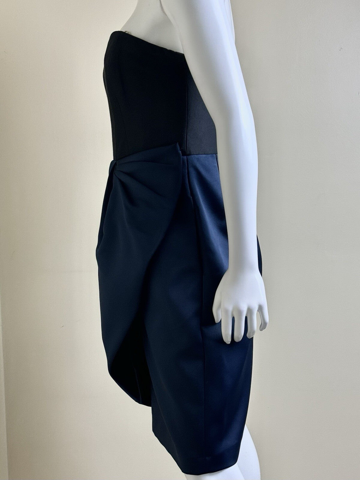 $395 Halston Black Navy Strapless Dress SZ 8. (B.118)