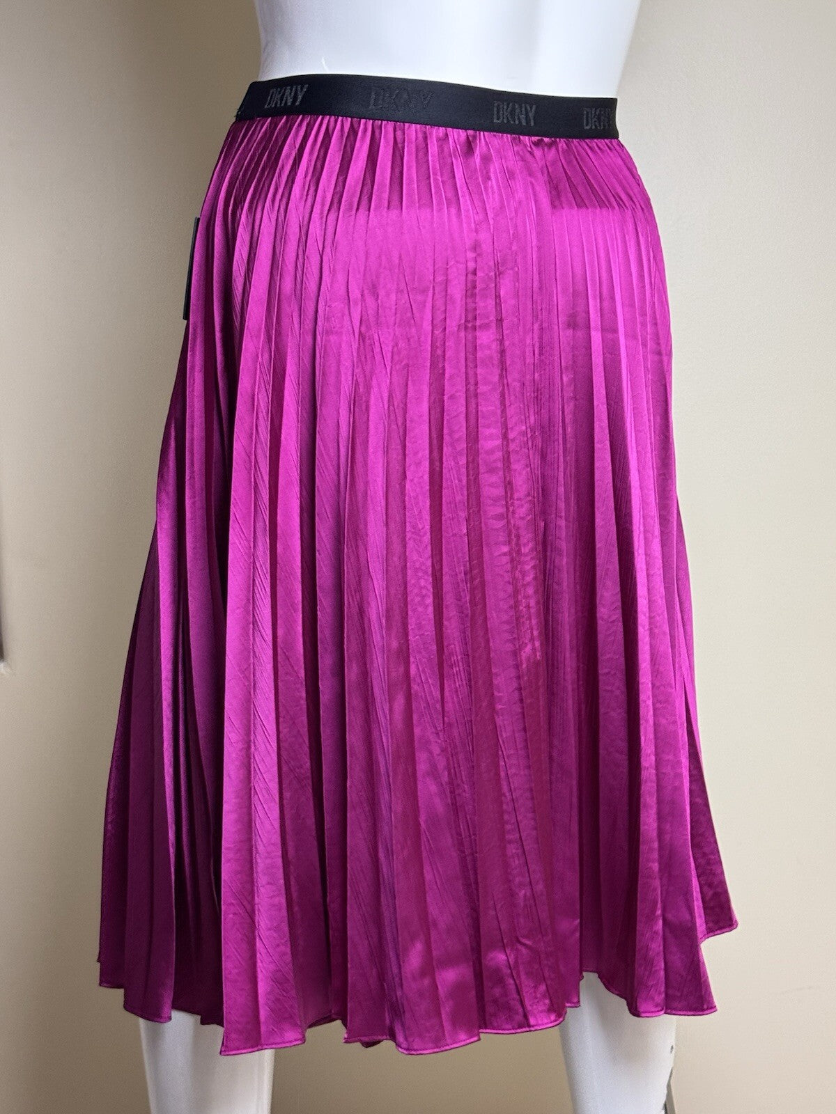 $109 DKNY Women's Pleaded Skirt Sz L. (B.139)