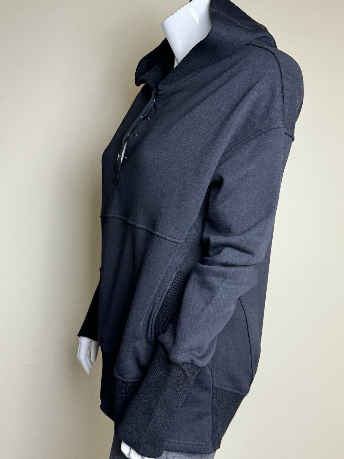 Women’s Hooded Sweater Cotton Black Long Sleeve Sz 2XL. (B.100)