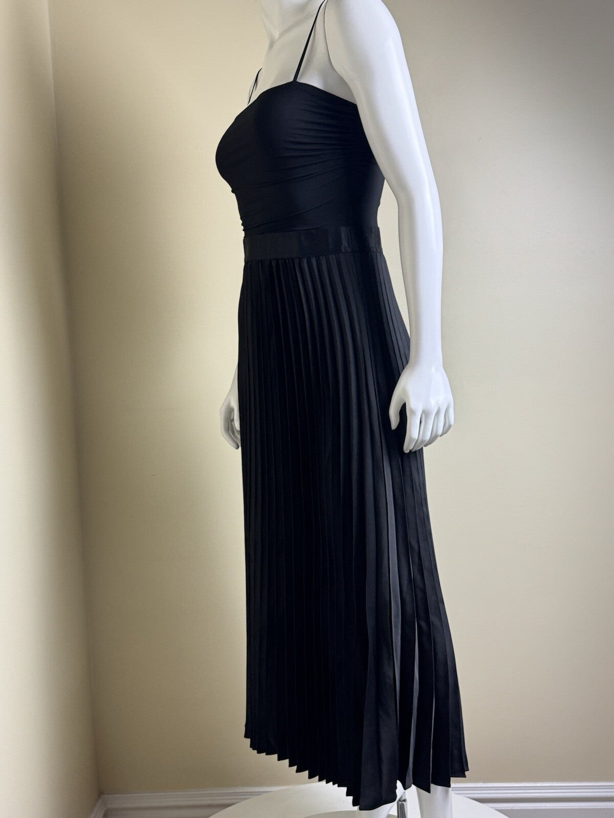 $220 Max Studio London Women’s Satin Pleated Dress Sz S. (B.139)