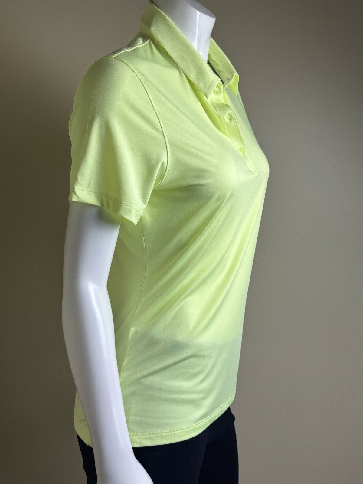 Under Armour Women's Golf Tennis Shirt Sz M. (B.38)