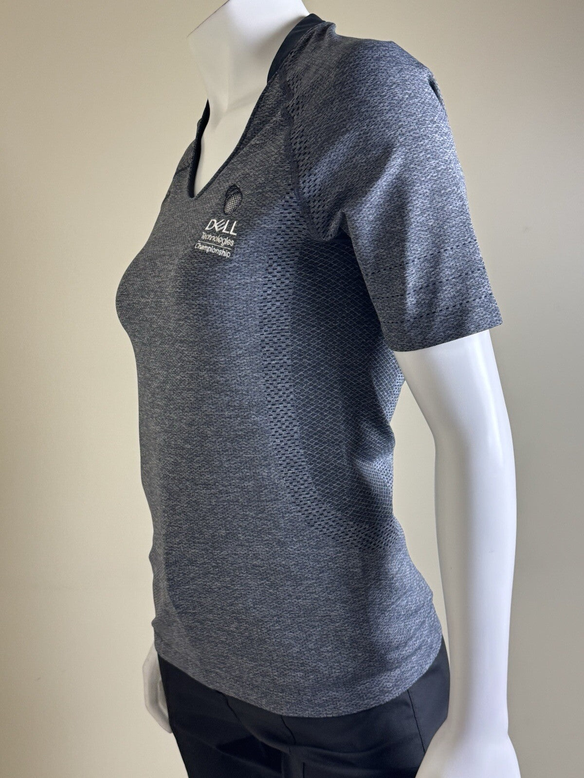 Under Armour Women's Golf Tennis Shirt Stretch Sz M. (B.135)