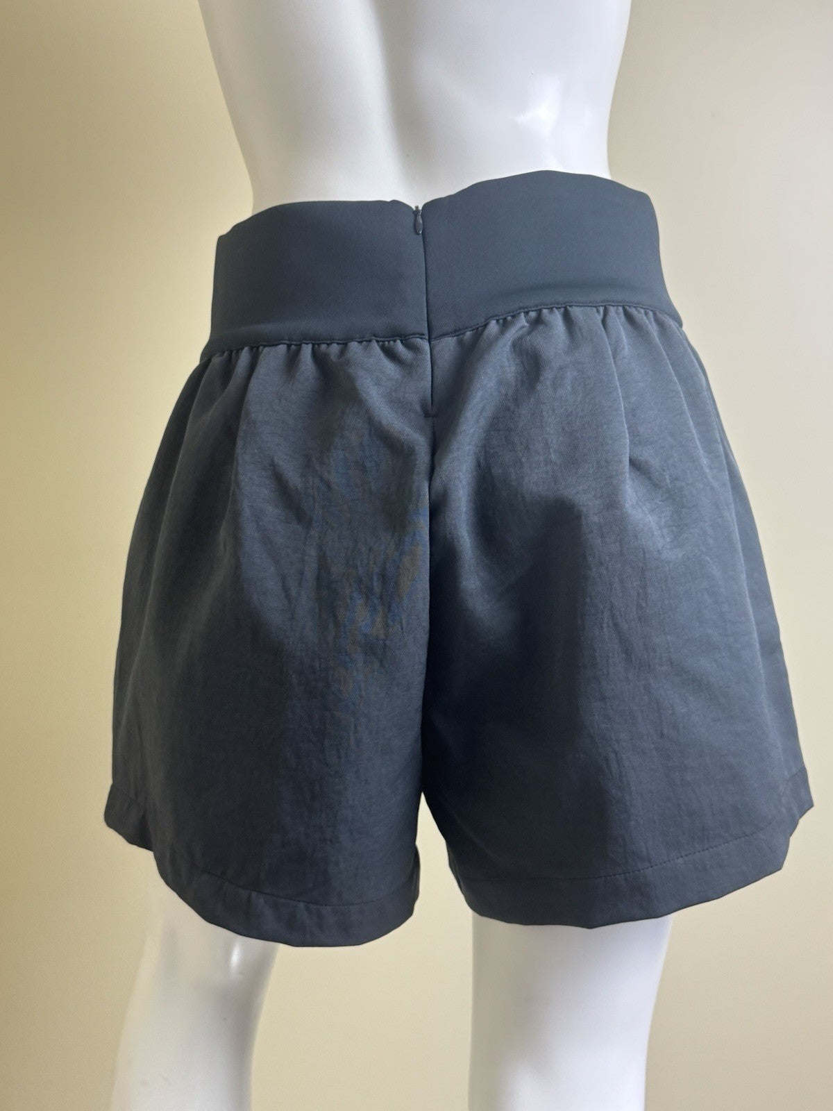 $70 Nike Womens Running Shorts Sz L. (B.158)