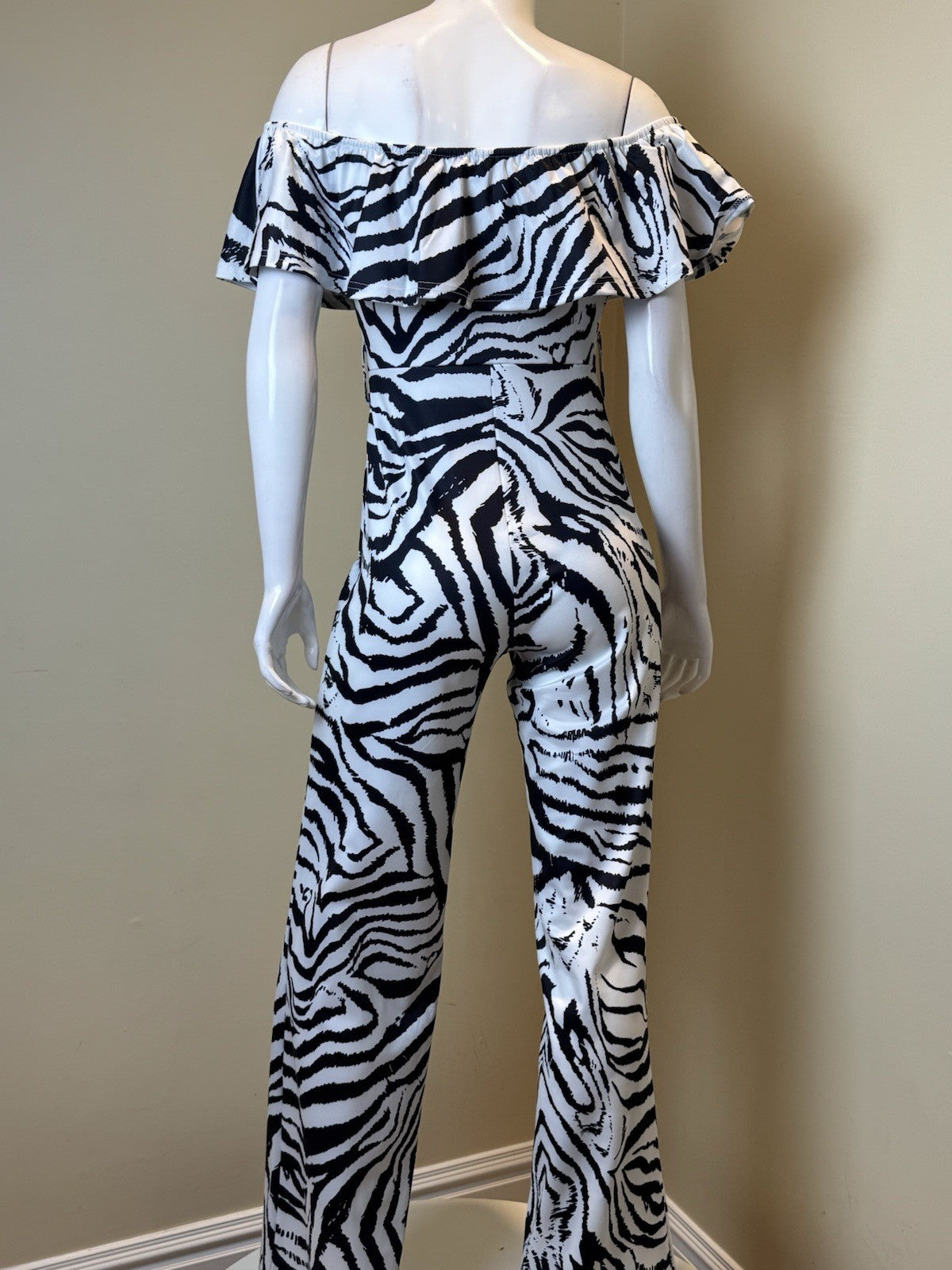 Women’s Black /white Jumpsuit Size S. (B.164)