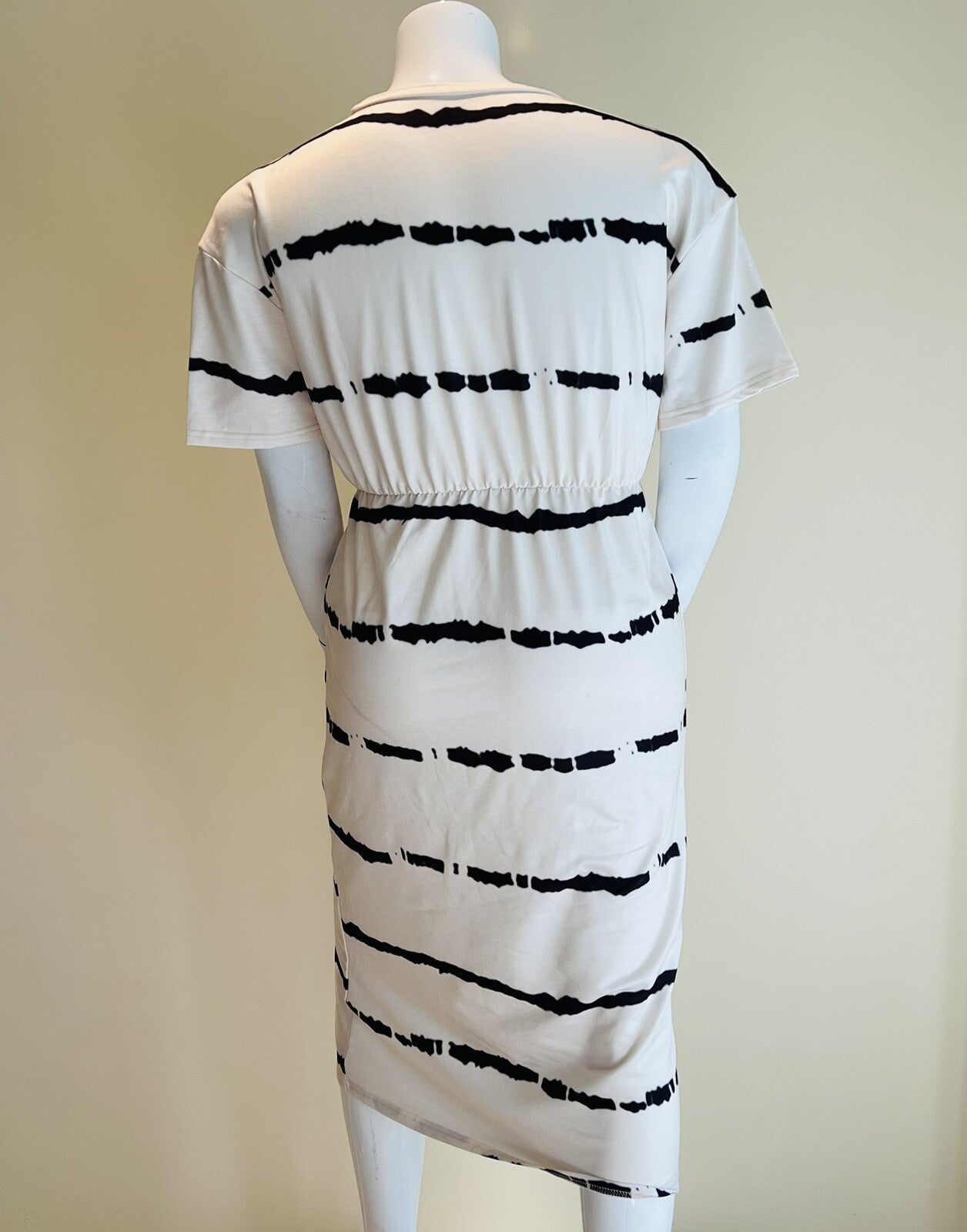 Women's Ivory w/ Black stripes Short-Sleeve Dress Size XL Tie Waist