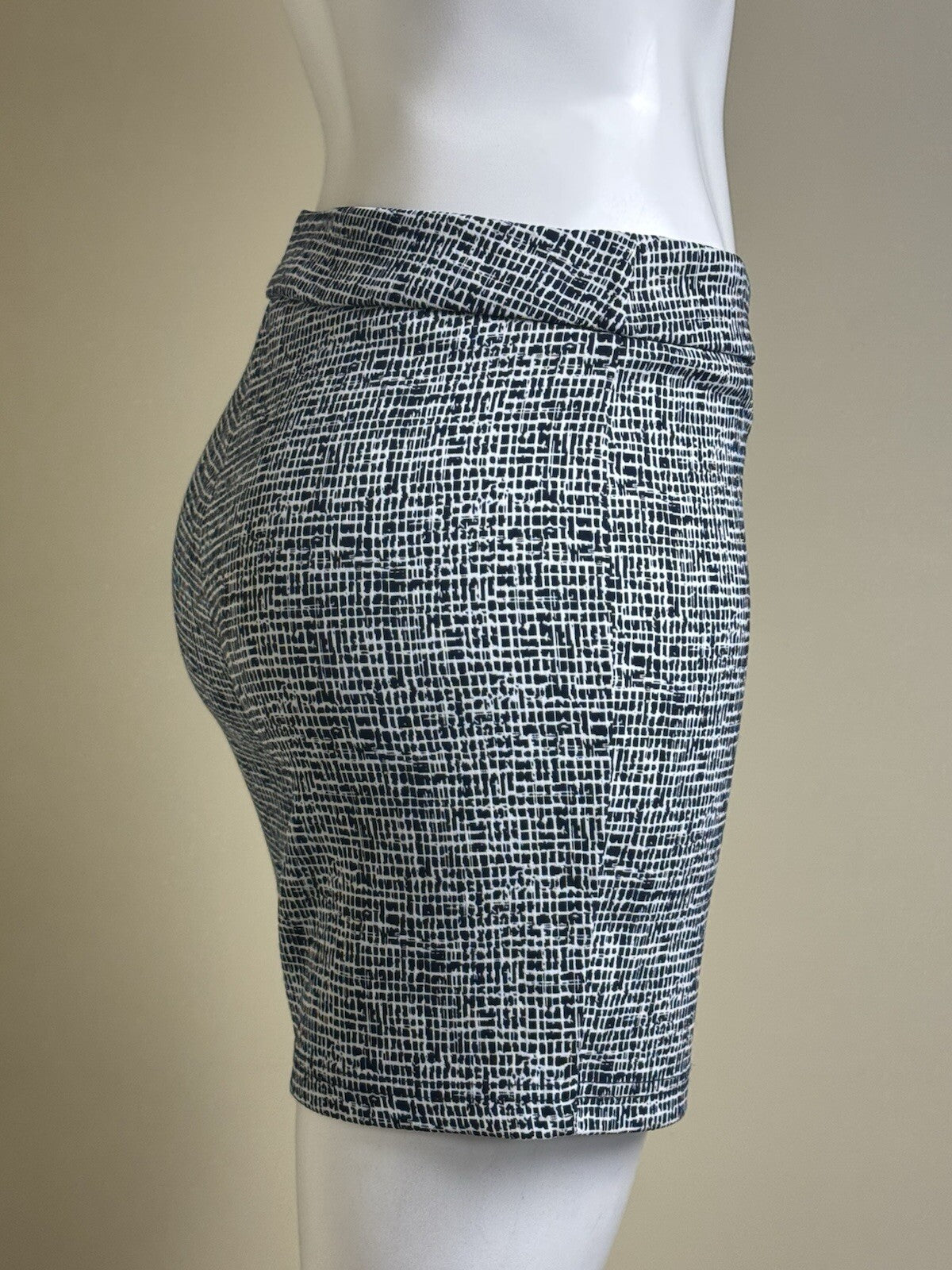$68 Nanette Lepore Shorts Women’s Navy White Sz S. (B.142)