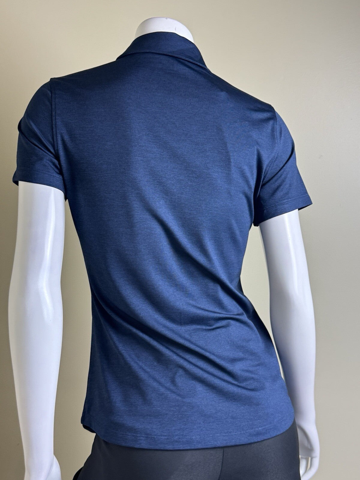 Under Armour Women's Golf Tennis Shirt Stretch Sz M. (B.135)