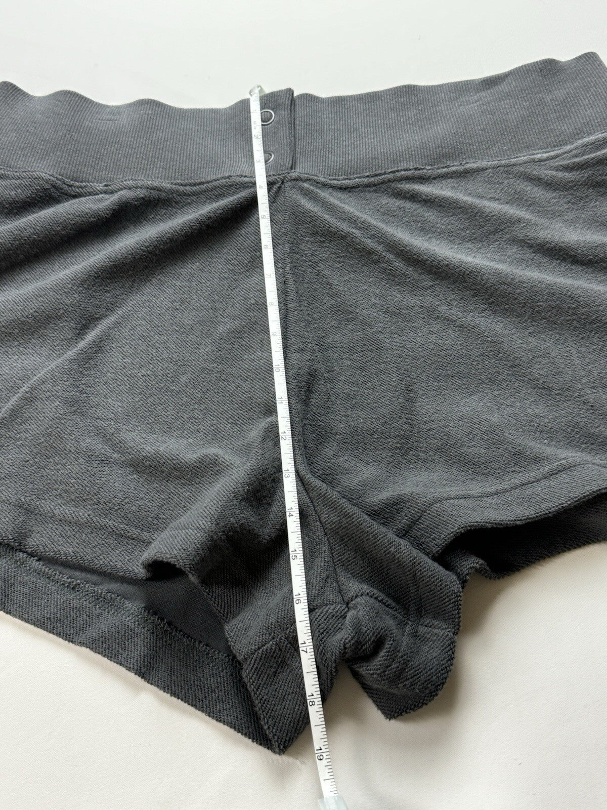 $68 Nike Womens Gray Fleece Shorts Sz XL. (B.94)