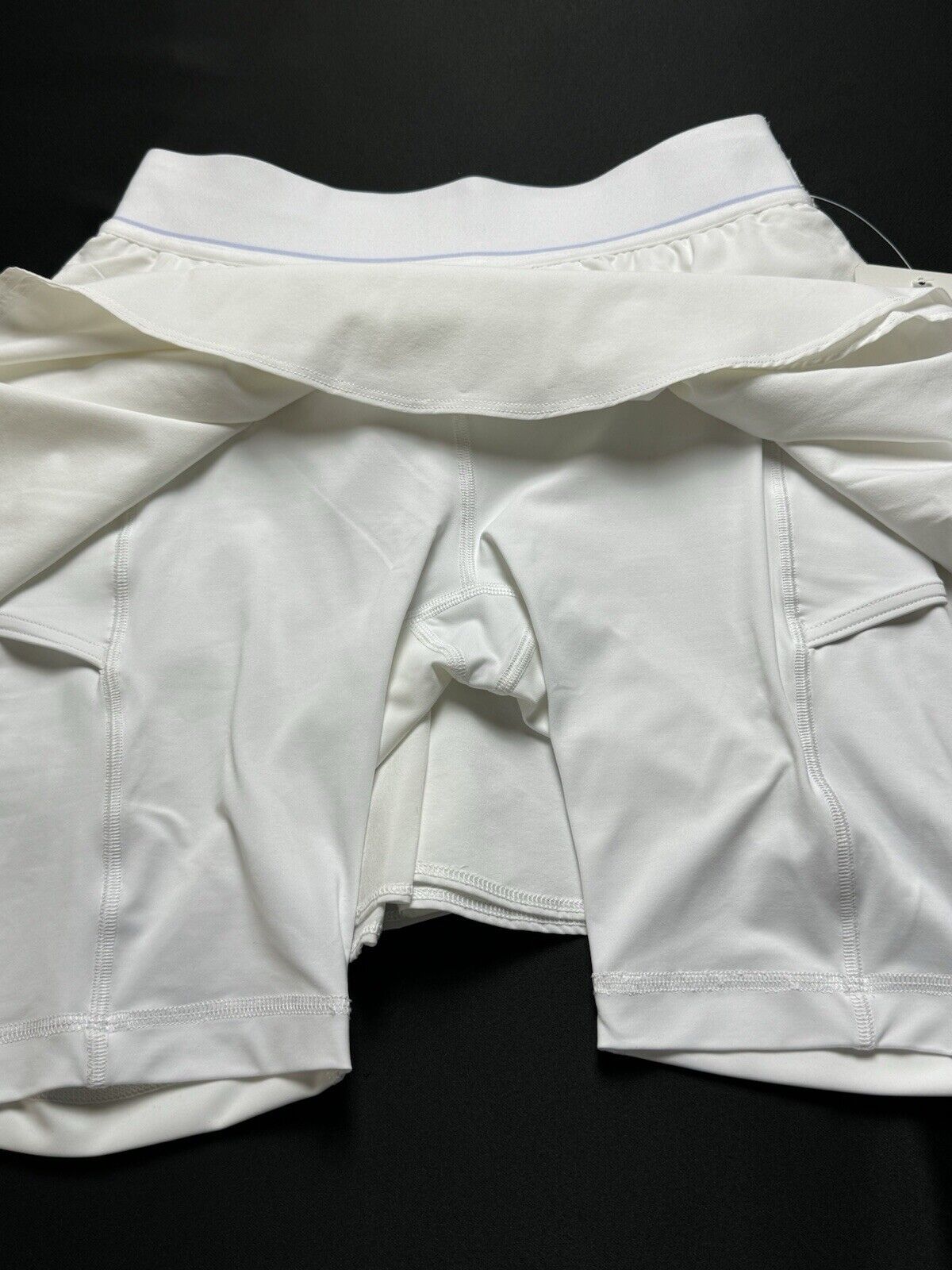 Lululemon Women’s Skort Skirt White Tennis Pickleball Size 4. (B.80)