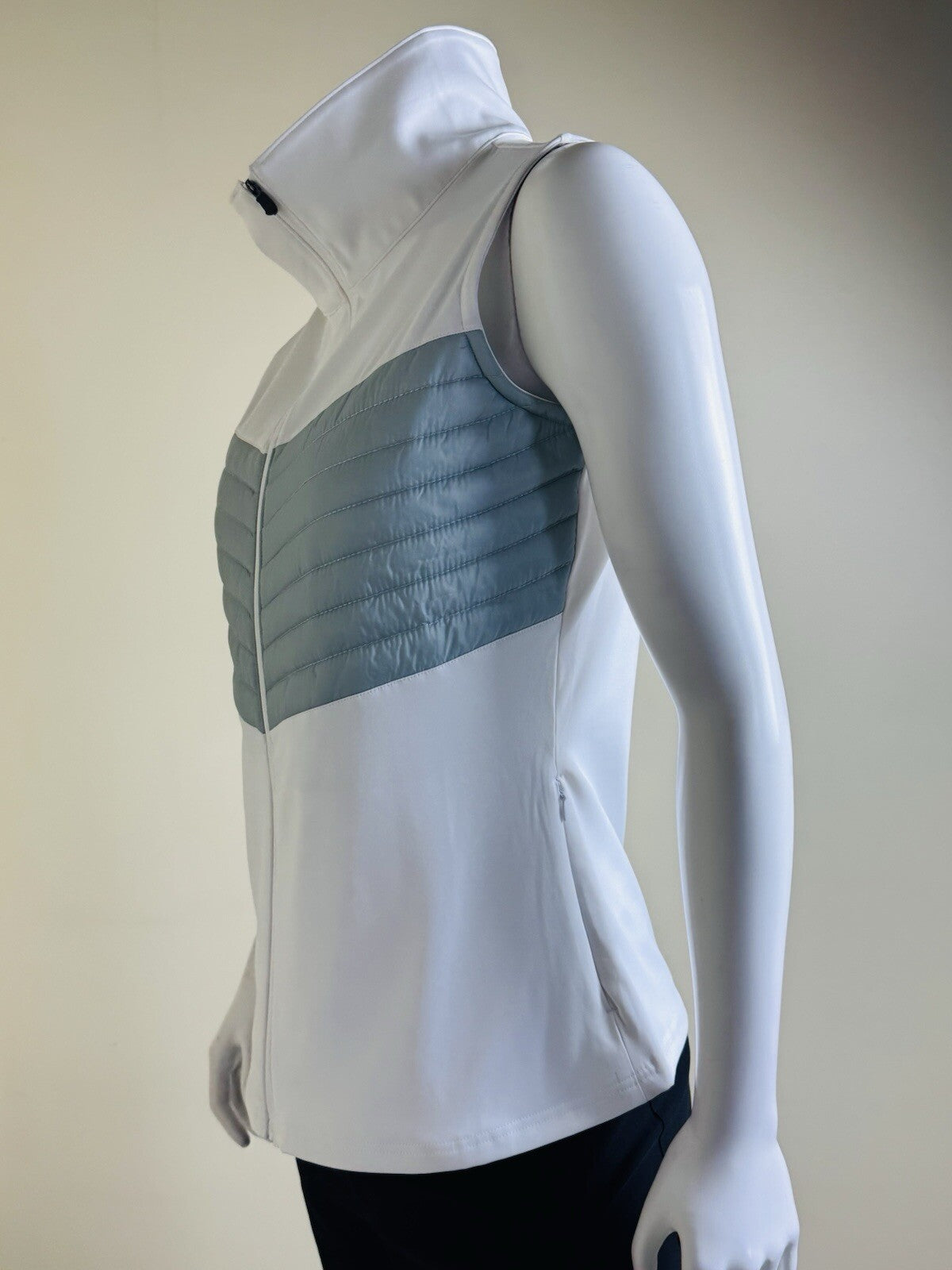 Columbia Women’s Full Zip Vest Sz M. (B.103)