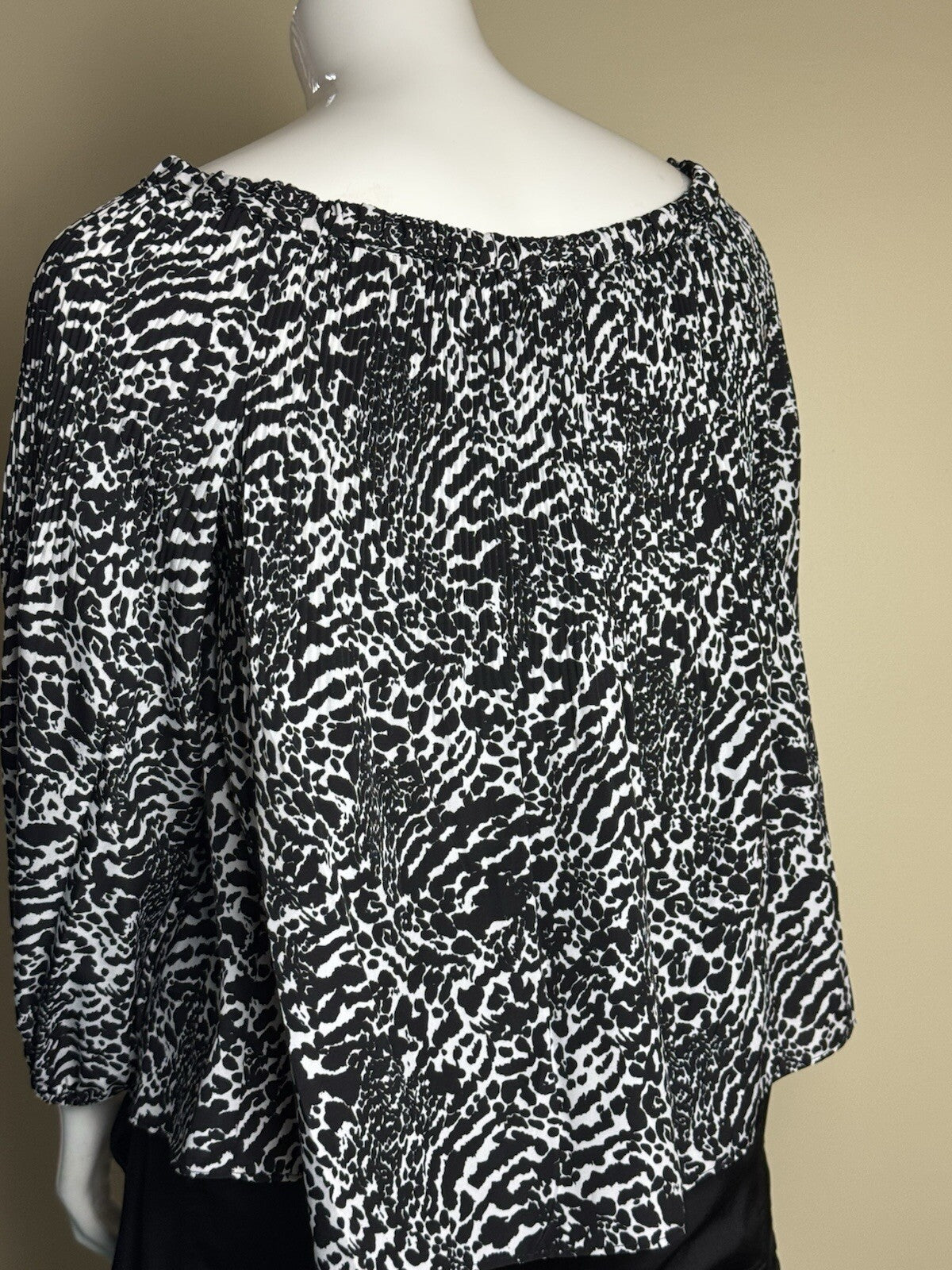$98 Michael Kors Women’s Blouse Black White Size XL. (B.136)