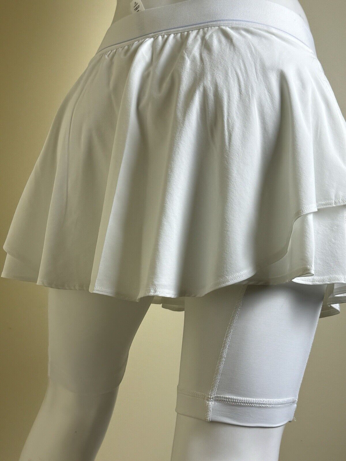 Lululemon Women’s Skort Skirt White Tennis Pickleball Size 4. (B.80)