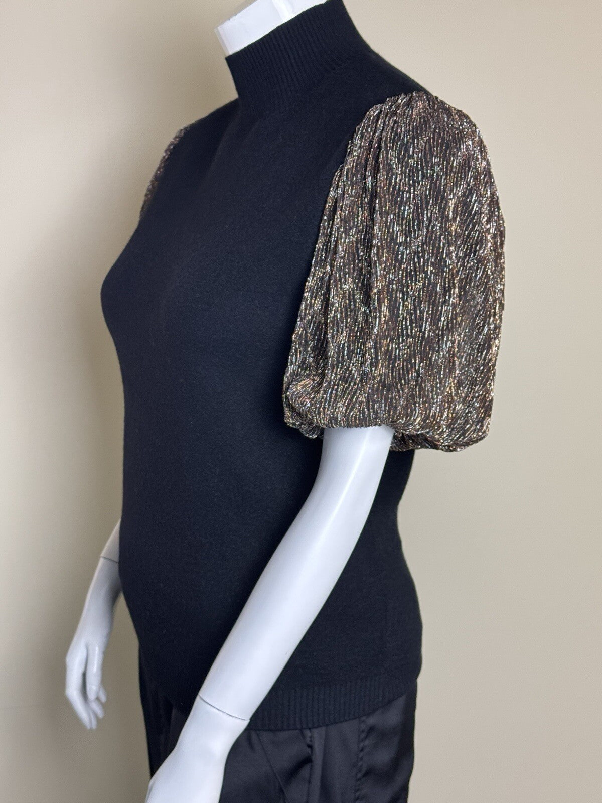 On Twelfth Women’s Puffy Sleeves Sweater SZ L. (B.136)