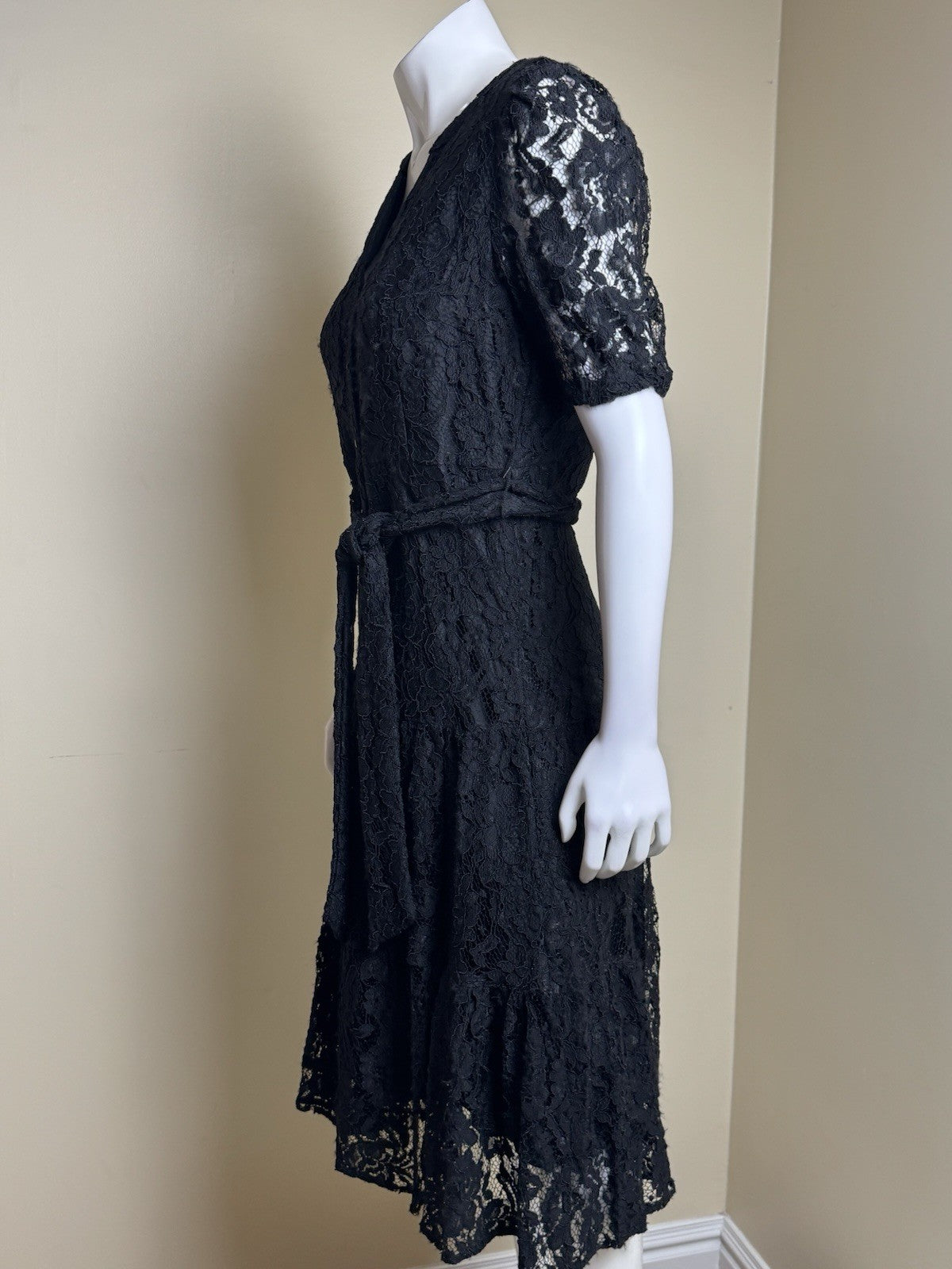 $168 NANETTE LEPORE Lace Black Dress Sz 6. (B.168)