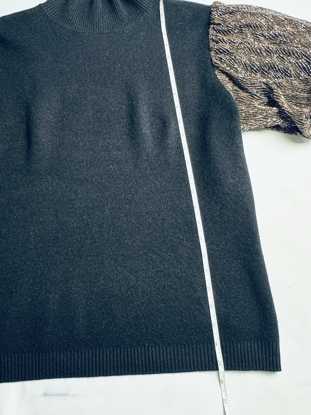 On Twelfth Women’s Puffy Sleeves Sweater SZ L. (B.136)