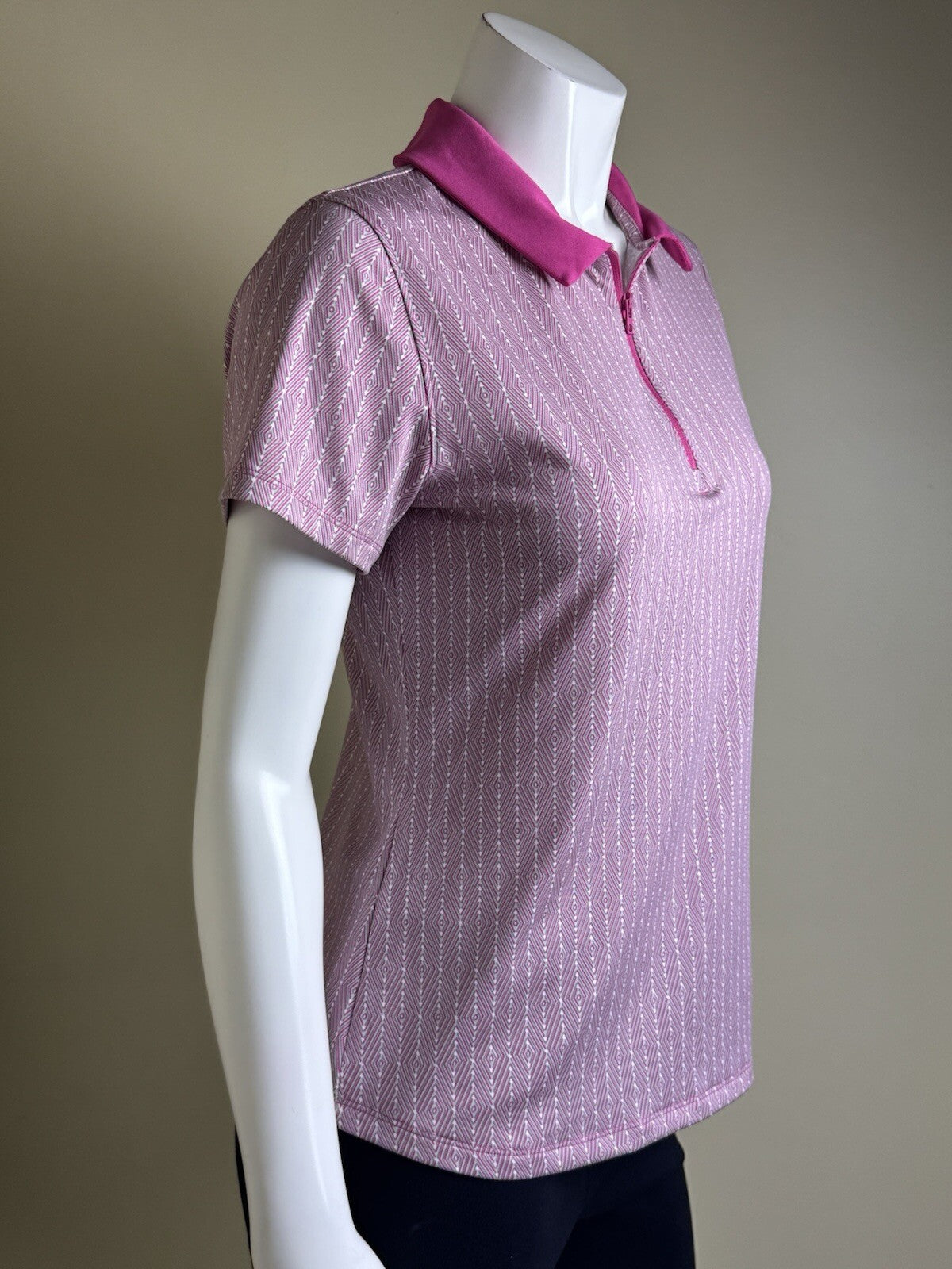 Under Armour Women's Golf Tennis Shirt Sz M. (B.38)