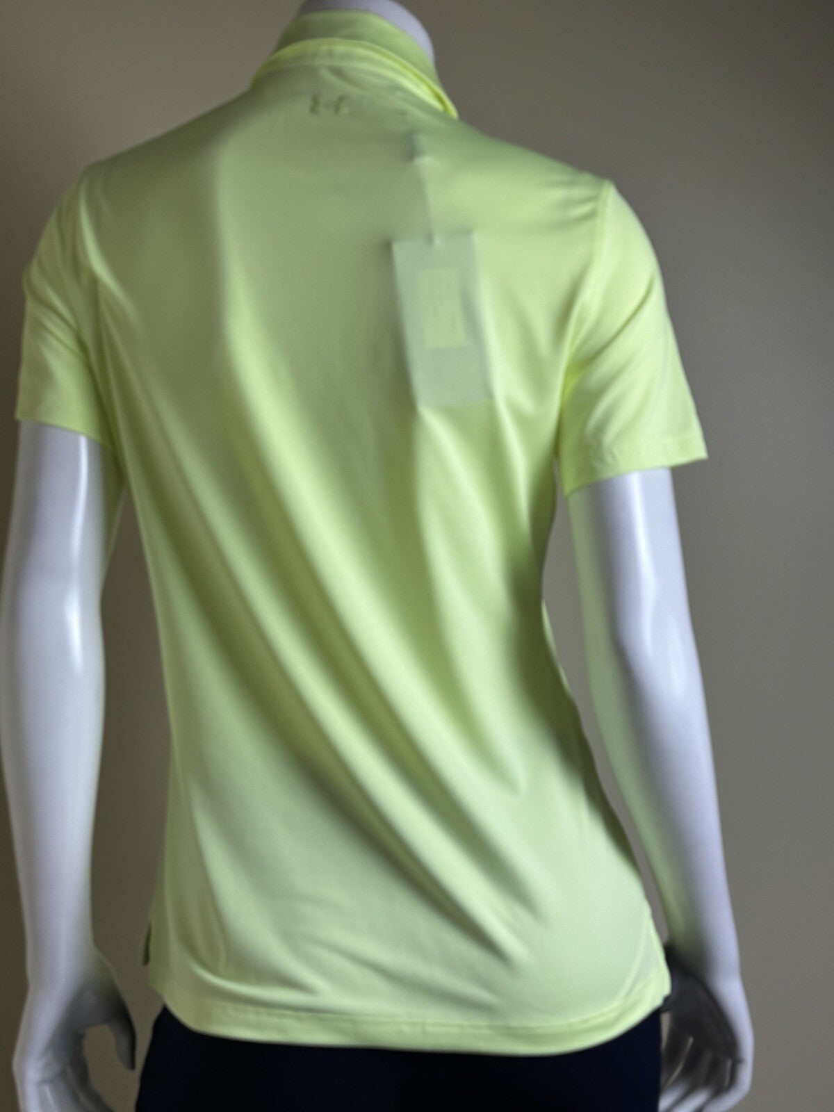 Under Armour Women's Golf Tennis Shirt Sz M. (B.38)