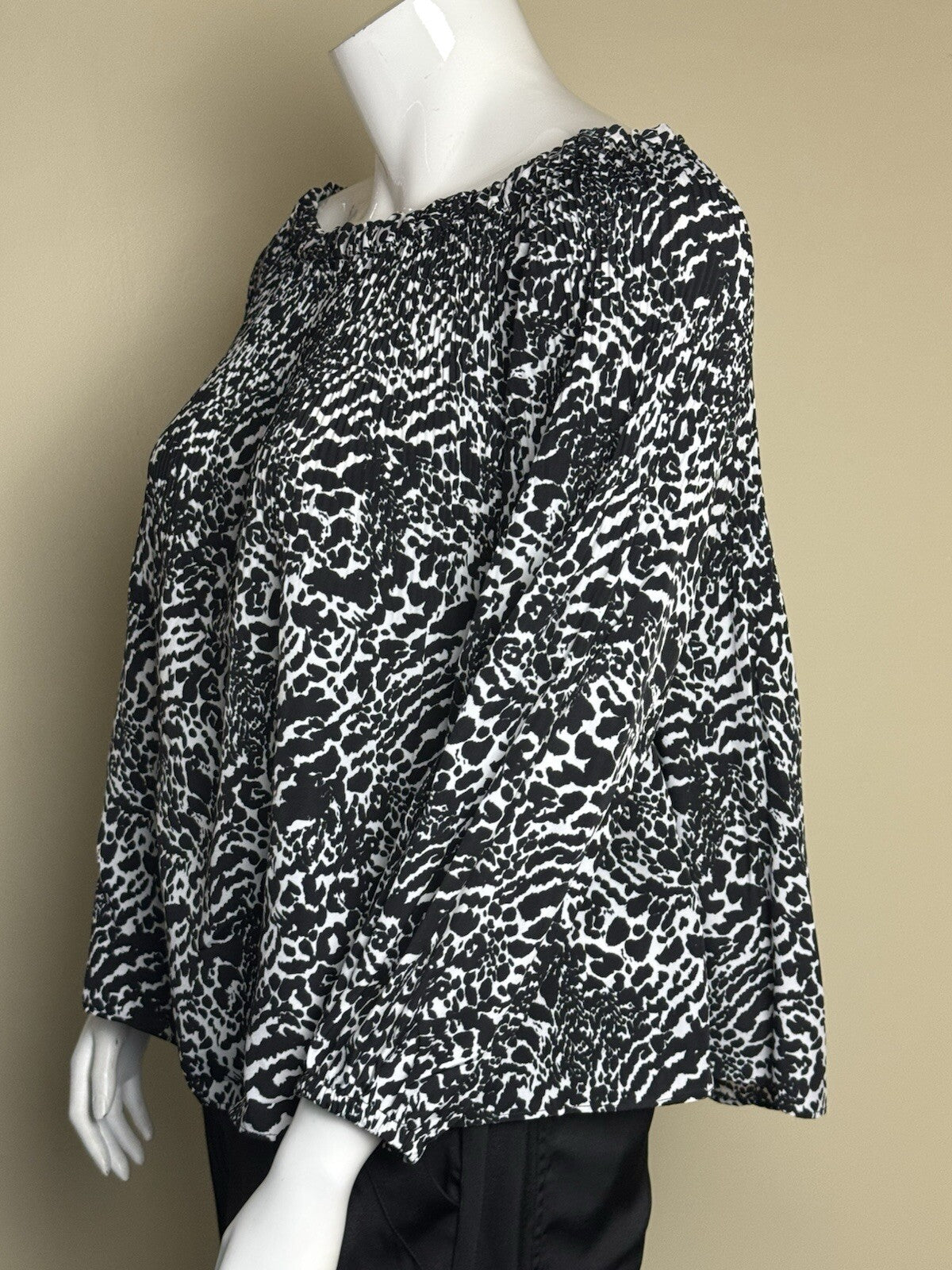 $98 Michael Kors Women’s Blouse Black White Size XL. (B.136)