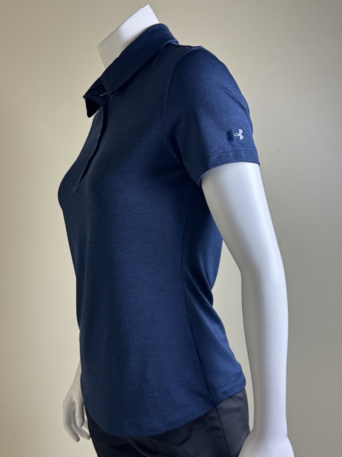 Under Armour Women's Golf Tennis Shirt Stretch Sz M. (B.135)