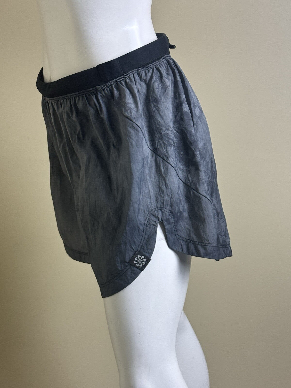 $75 Nike Womens Gray Running Shorts Sz M. . (B.144)