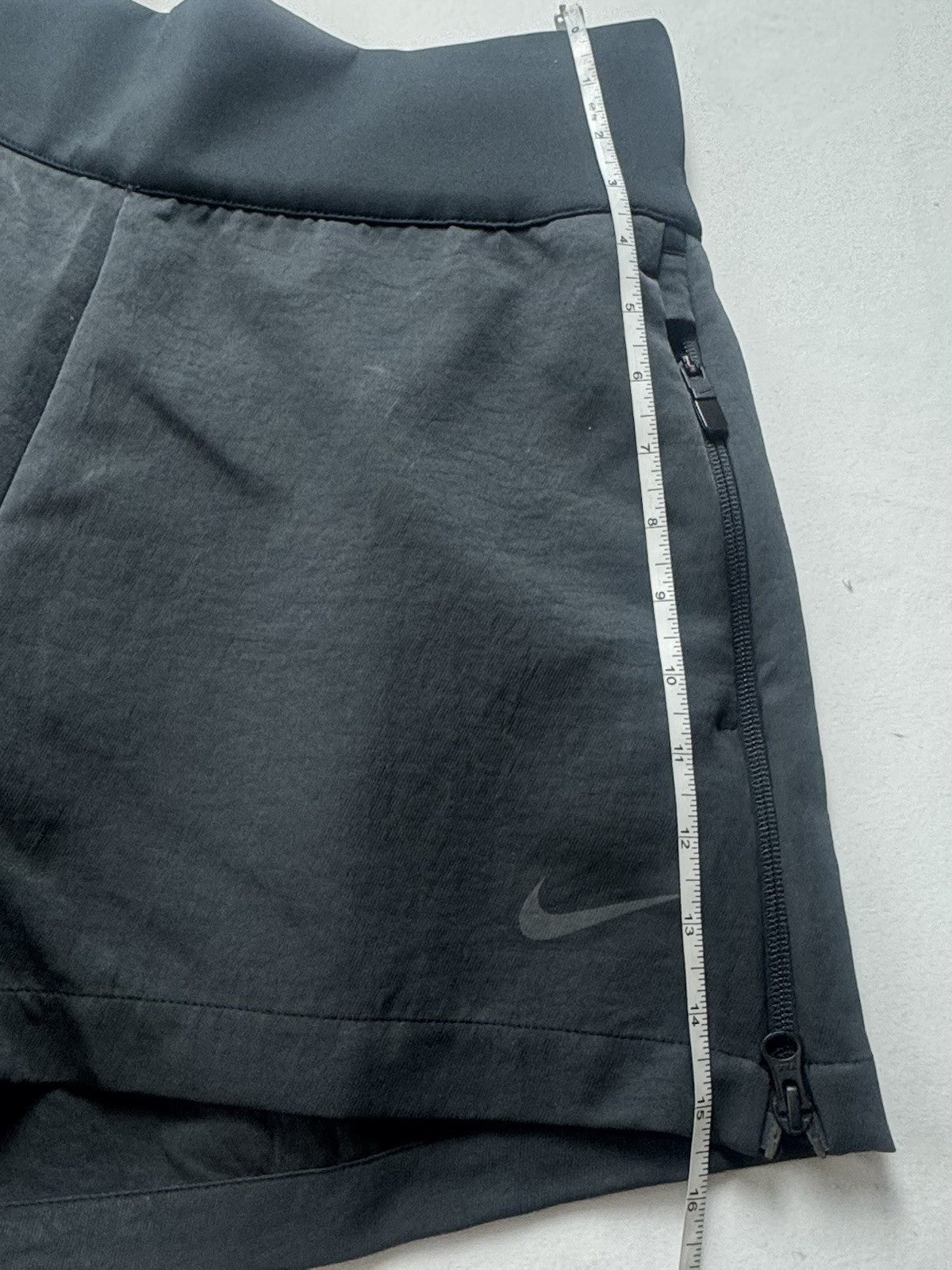 $70 Nike Womens Running Shorts Sz L. (B.158)
