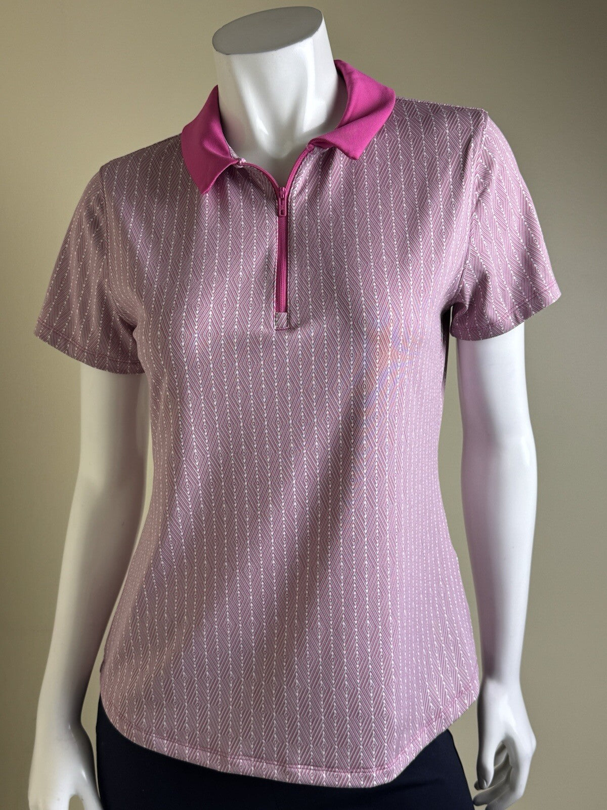 Under Armour Women's Golf Tennis Shirt Sz M. (B.38)